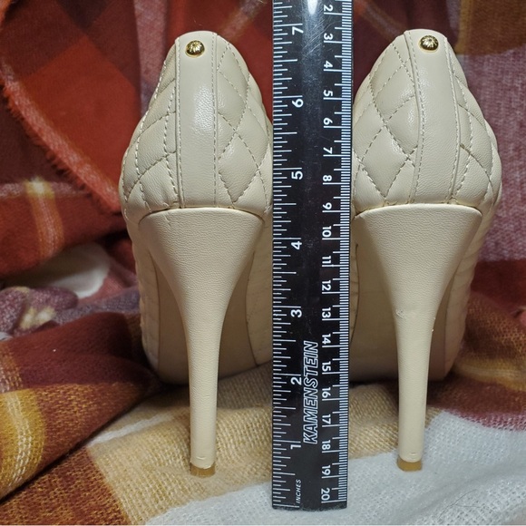 Vintage Cream Color Quilted Vegan Leather Pumps. 4.5" Heel. Size 8 - Picture 5 of 16